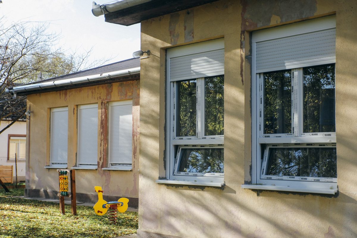 Az óvoda épülete új ablakokkal és redőnyökkel