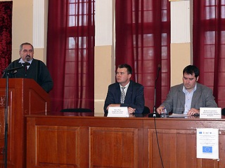 Konferencia a Tisza holtágainak környezetvédelmi fejlesztéséről, az előadói asztalnál Fejsztámer Róbert