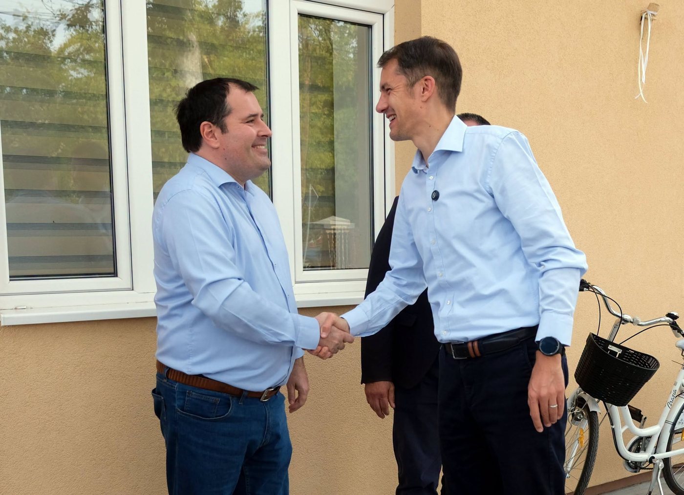 Fejsztámer Róbert és Pásztor Bálint kezet fog egy épület előtt