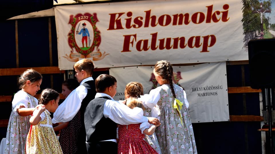Népviseletes gyerekek táncolnak a kishomoki falunap színpadán