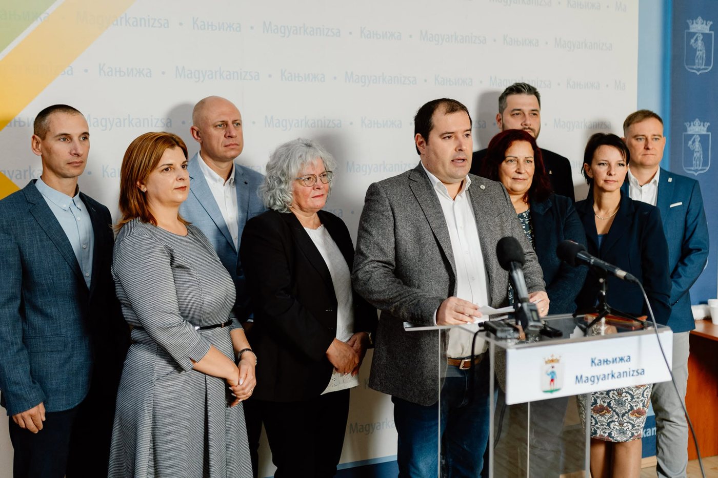Fejsztámer Róbert a községi tanács tagjai körében sajtótájékoztatót tart a magyarkanizsai önkormányzat pulpitusánál