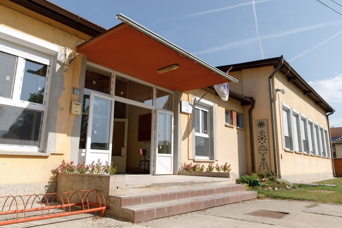 A felújított óvoda bejárata új nyílászárókkal, napsütésben