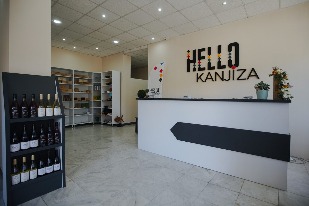 A Hello Kanjiža turisztikai iroda belső tere pulttal és polcokkal