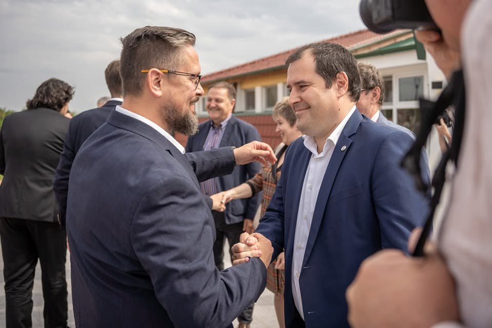 Fejsztámer Róbert és Juhász Bálint kezet fog egy szabadtéri rendezvényen