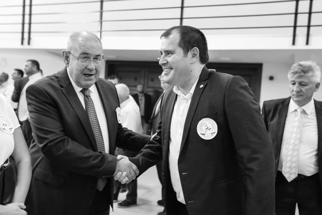 Pásztor István és Fejsztámer Róbert kezet fog egy rendezvényen, fekete-fehér fotó