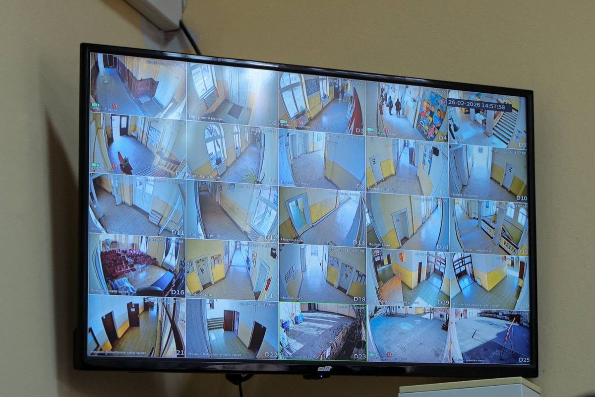 Monitor az iskolai térfigyelő kamerák képeivel