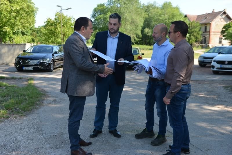 Egyeztetés a helyszínen tervrajzok fölött